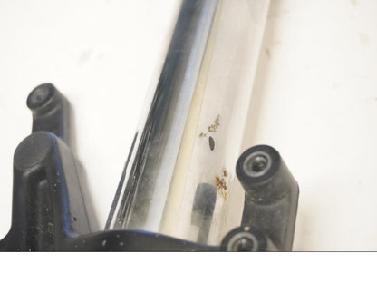 Snett uppifrån på Gaffelben från en KTM 640 Duke -2006 motorcykel.