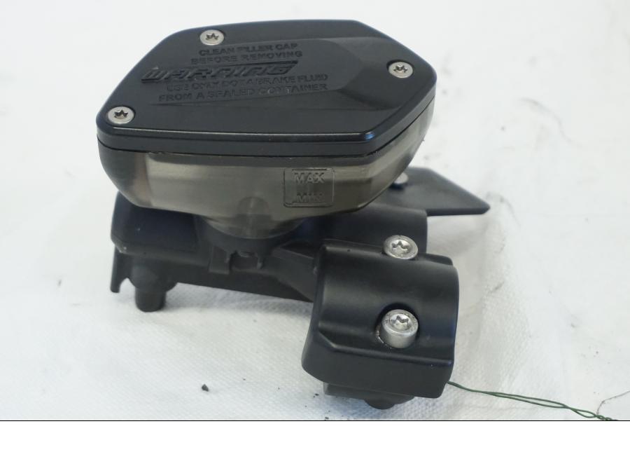 Baksidan på Bromshuvudcylinder från en BMW K 1600 -2015 motorcykel.