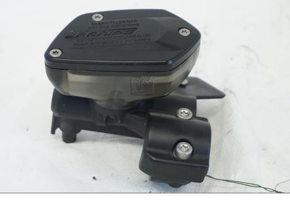 Baksidan på Bromshuvudcylinder från en BMW K 1600 -2015 motorcykel.