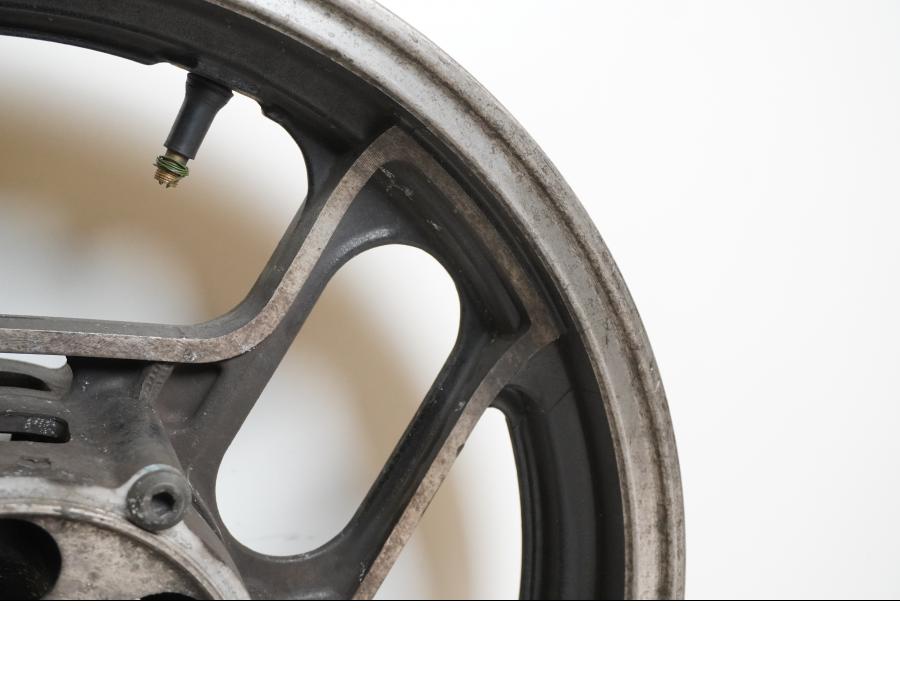 Snett uppifrån på Fälg från en Yamaha FJ 1200 -1986 motorcykel.