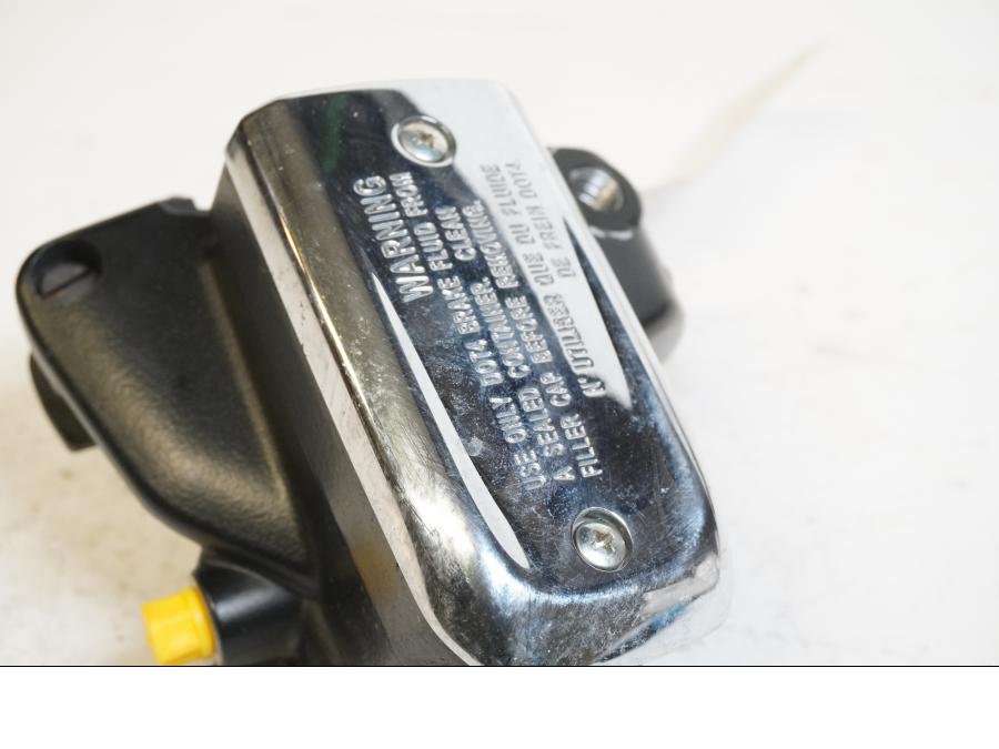 Baksidan på Bromshuvudcylinder från en Kawasaki VN 1700 Classic Tourer -2009 motorcykel.