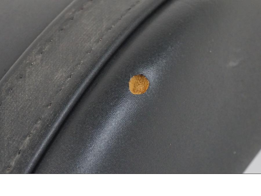 Höger sida på Sadel från en Kawasaki Z 750 -2006 motorcykel.