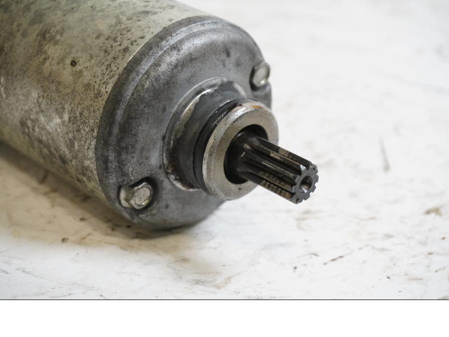 Baksidan på Startmotor från en Kawasaki Z 750 -2008 motorcykel.