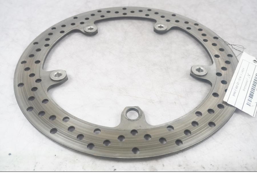 Framsidan på Bromsskiva från en BMW F 800 GT -2015 motorcykel.