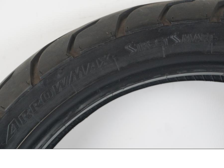 Vänster sida på <p>Begagnad däck av märket Dunlop och modell Arrowmax StreetSmart.</p>

<p>Märke från inbromsning se bild.</p>

<p>Dimension 130/70-17 M/C 62H. </p>

<p>Mönsterdjup ca: 5,10mm.</p>

<p>Mönsterdjup yttre kant ca: 5,50mm.</p>

<p>Tillv: vecka 40 år 2018.</p> moped.