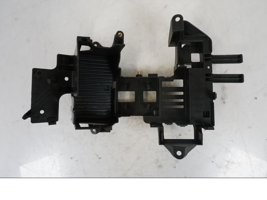 Baksidan på Batterihållare från en KTM 1290 Super Duke R -2023 motorcykel.