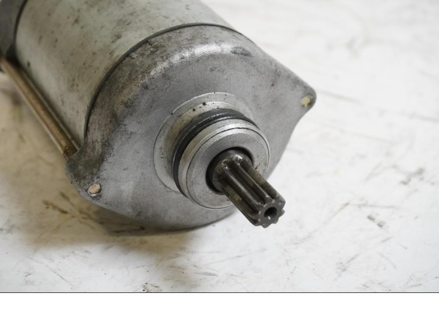 Baksidan på Startmotor från en Honda CBR 900 RR -1994 motorcykel.