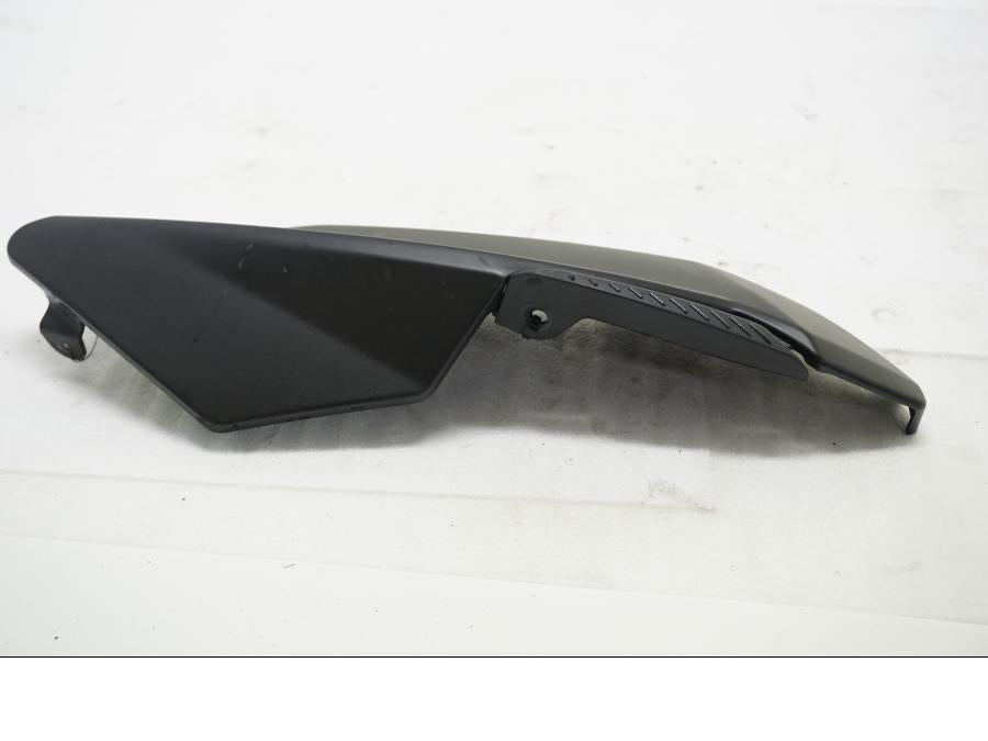 Baksidan på Bensintankskåpa från en Aprilia SL 750 Shiver -2008 motorcykel.