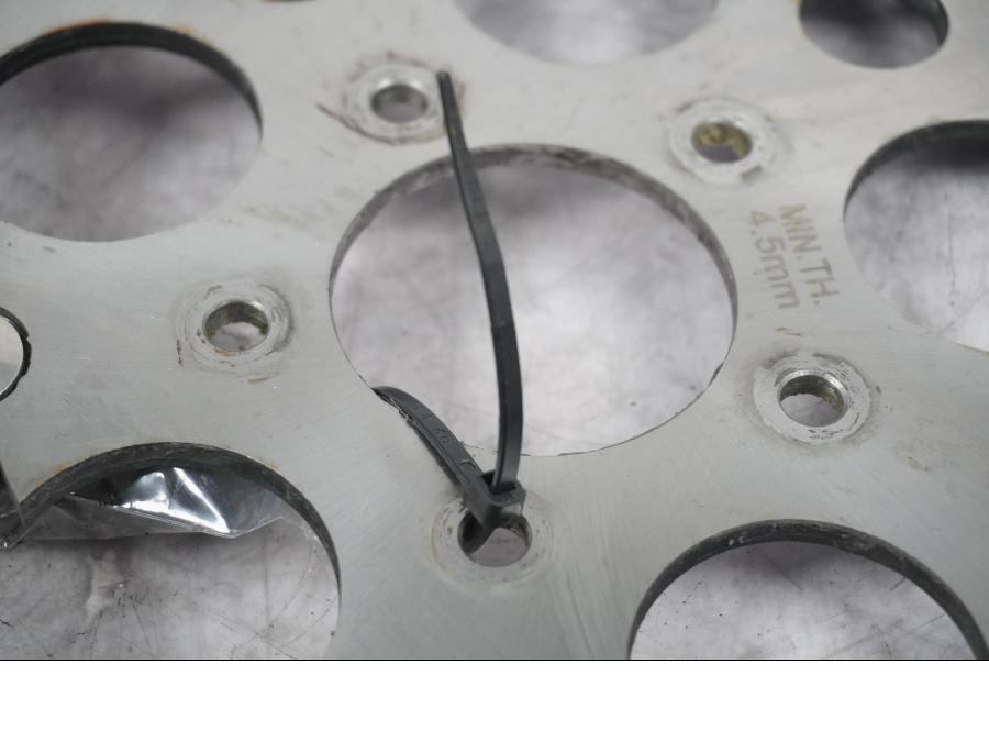 Snett nerifrån på Bromsskiva från en H-D Touring Street Glide FLHX -2009 motorcykel.