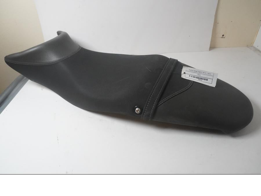 Höger sida på Sadel från en Triumph Street Triple R -2009 motorcykel.