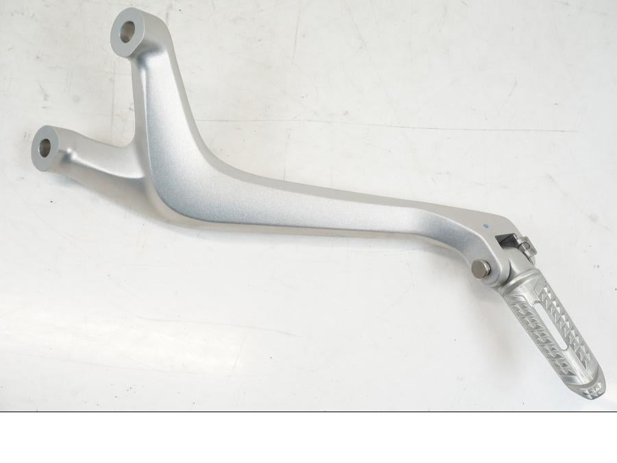 Framsidan på Fotpinnefäste från en Triumph Speed Triple -2021 motorcykel.