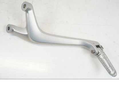 Framsidan på Fotpinnefäste från en Triumph Speed Triple -2021 motorcykel.