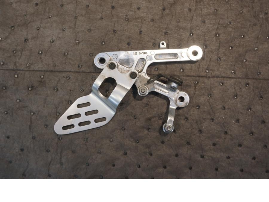 Baksidan på Fotpinnefäste från en Yamaha YZF R6 -2003 motorcykel.