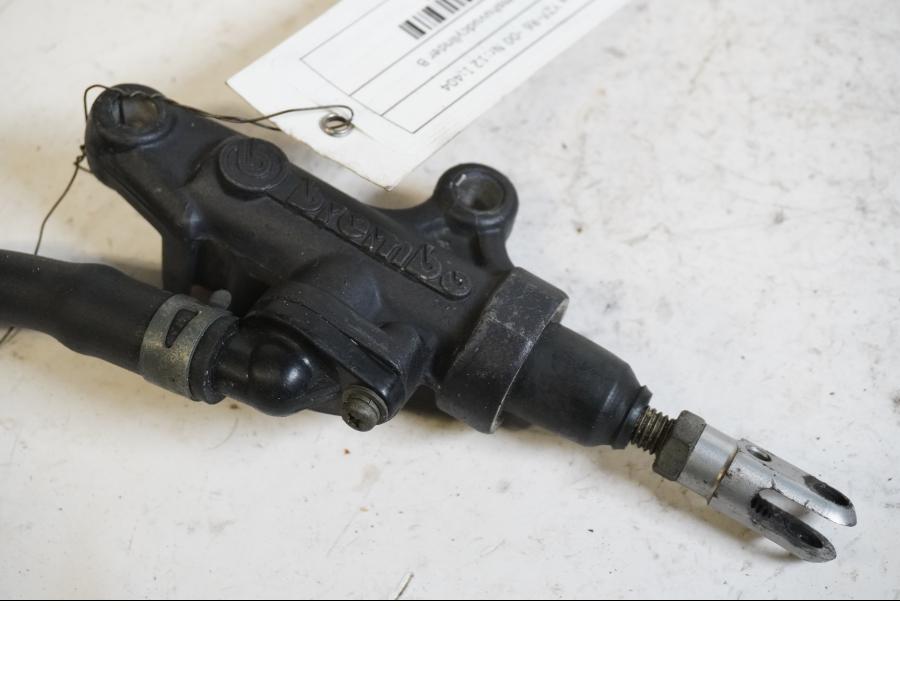 Baksidan på Bromshuvudcylinder från en Yamaha YZF R6 -2000 motorcykel.