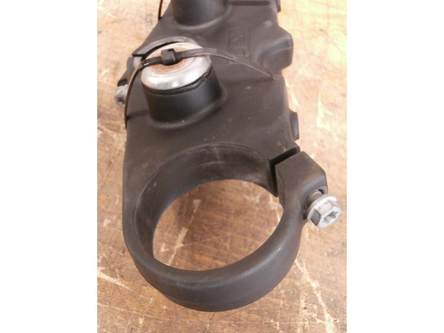 Vänster sida på Gaffelkrona från en KTM 690 SM -2008 motorcykel.