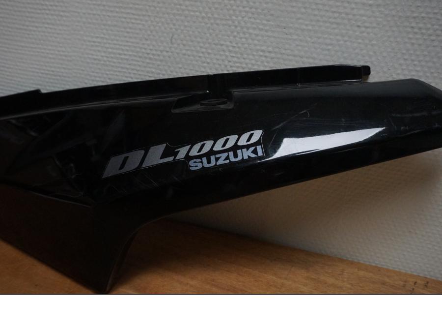 Baksidan på Sidopanel från en Suzuki DL 1000 -2006 motorcykel.