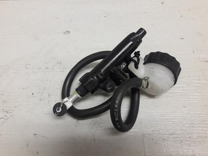 Baksidan på Bromshuvudcylinder från en KTM 125 Duke -2017 motorcykel.