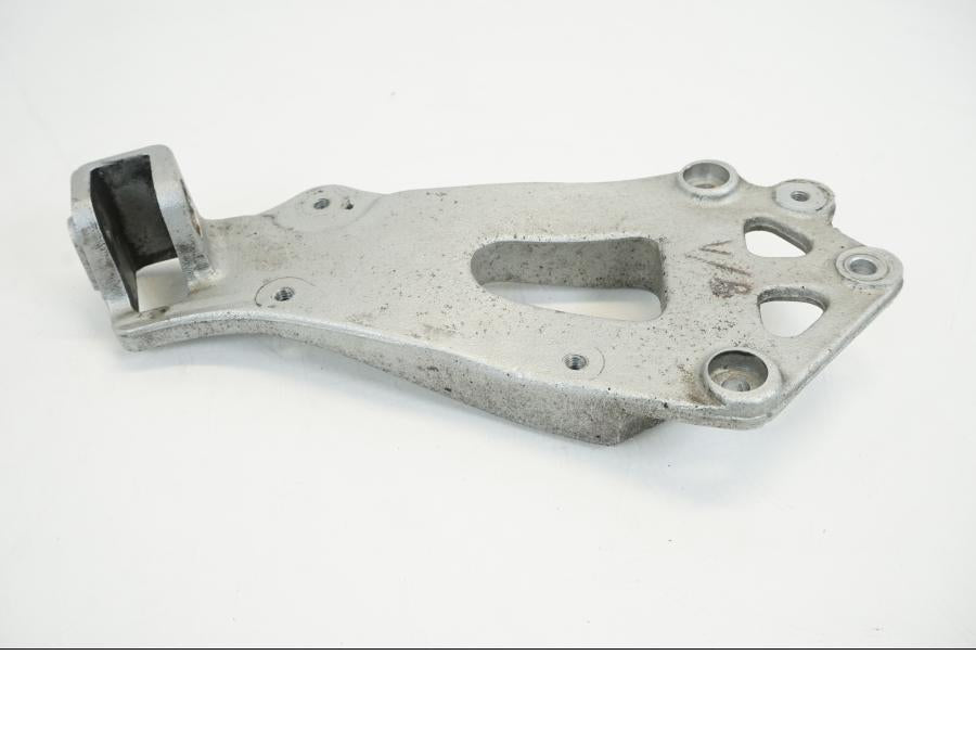 Snett uppifrån på Fotpinnefäste inre från en Suzuki GSX-R 1100 -1986 motorcykel.