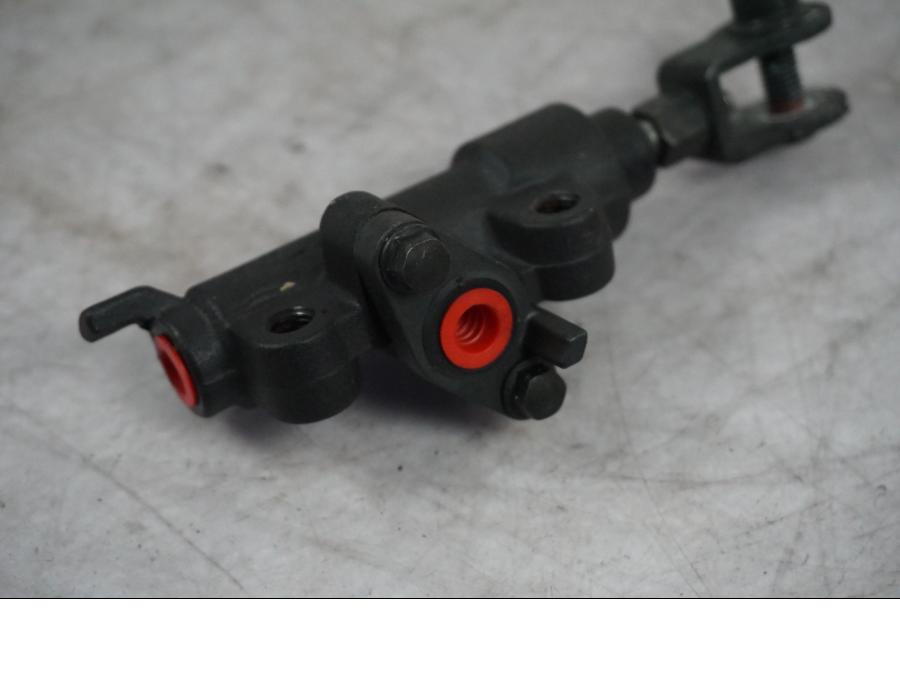 Höger sida på Bromshuvudcylinder från en Honda CBR 1100 XX -2006 motorcykel.