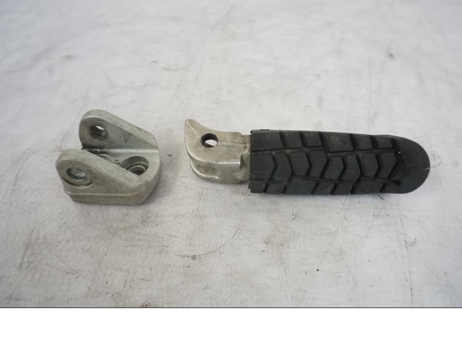 Vänster sida på Fotpinne från en KTM 690 Duke -2014 motorcykel.