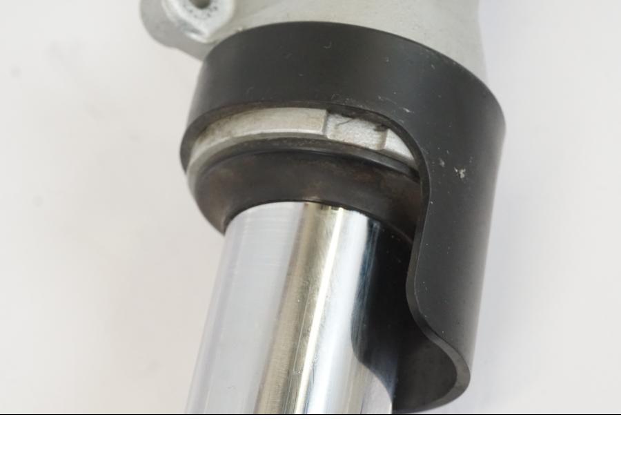 Snett nerifrån på Gaffelben från en Honda NT 700 -2008 motorcykel.