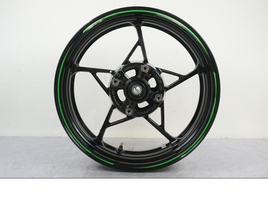 Snett nerifrån på Fälg från en Kawasaki Z 900 -2019 motorcykel.