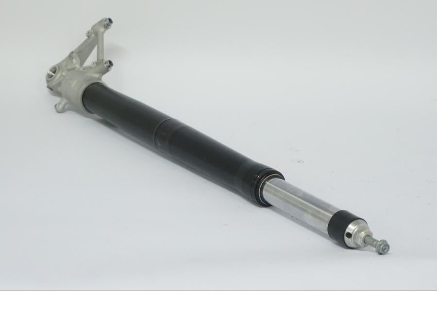 Snett nerifrån på Gaffelben från en BMW R 1250 GS -2022 motorcykel.