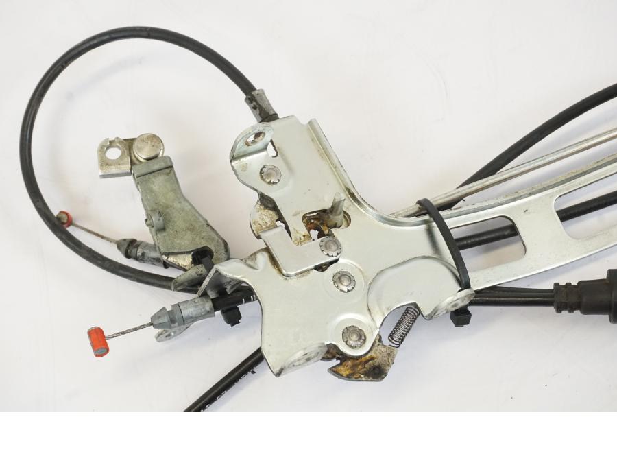 Vänster sida på Sadellåsmekanism från en Honda NT 700 -2008 motorcykel.