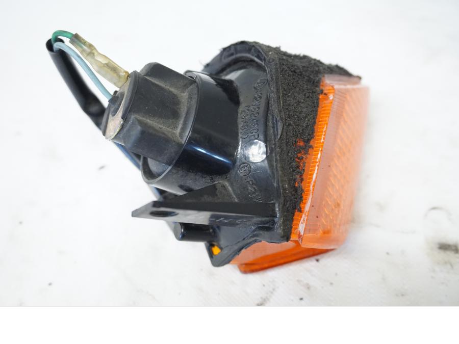 Vänster sida på <p>Blinkers höger fram från Honda VFR 750 F 1994.</p>

<p>Repor på glaset samt litet jack. Okej skick.</p> motorcykel.