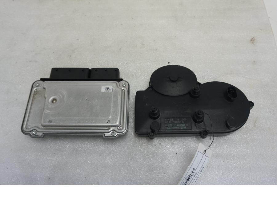 Baksidan på Instrumentpanel från en BMW K 1300 R -2011 motorcykel.