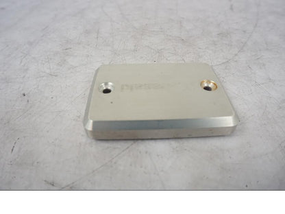 Vänster sida på Bromsvätskebehållarkåpa från en Kawasaki ER-6N -2008 motorcykel.