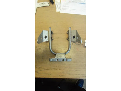 Framsidan på Strålkastarfäste från en Ducati Monster 600 -1998 motorcykel.