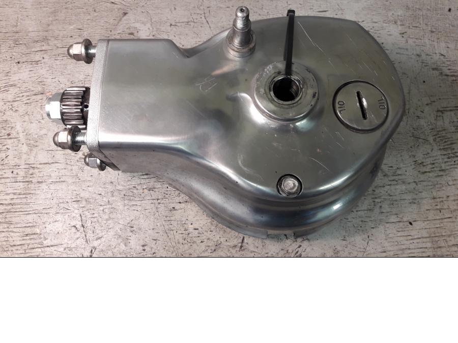 Framsidan på Slutväxel från en Suzuki VZ 1600 -2005 motorcykel.