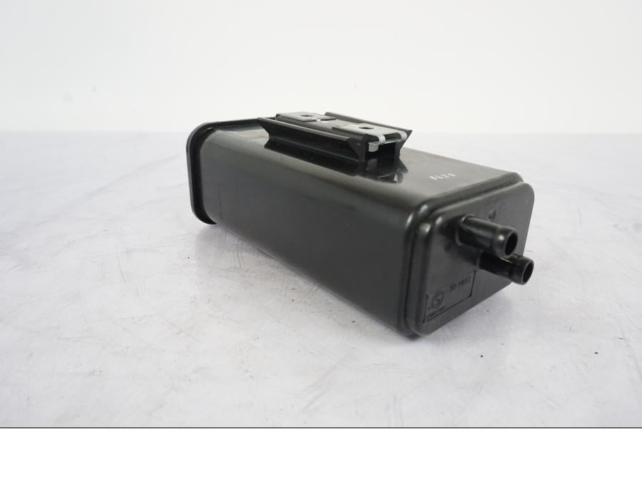 Baksidan på Fuel Evap System från en KTM 790 Duke -2019 motorcykel.