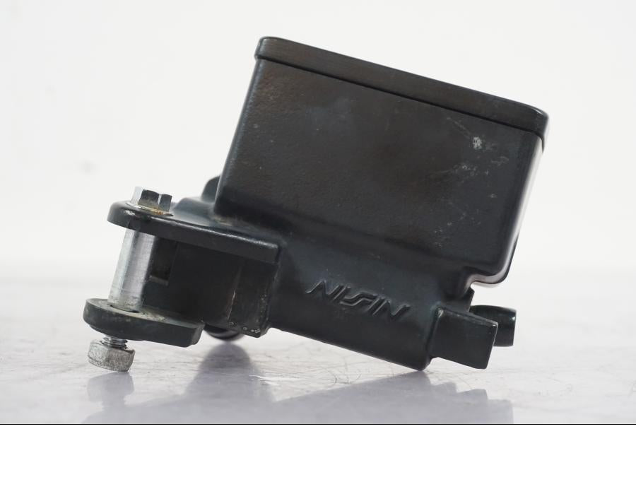 Snett nerifrån på Bromshuvudcylinder från en Suzuki GSF 1250 -2010 motorcykel.