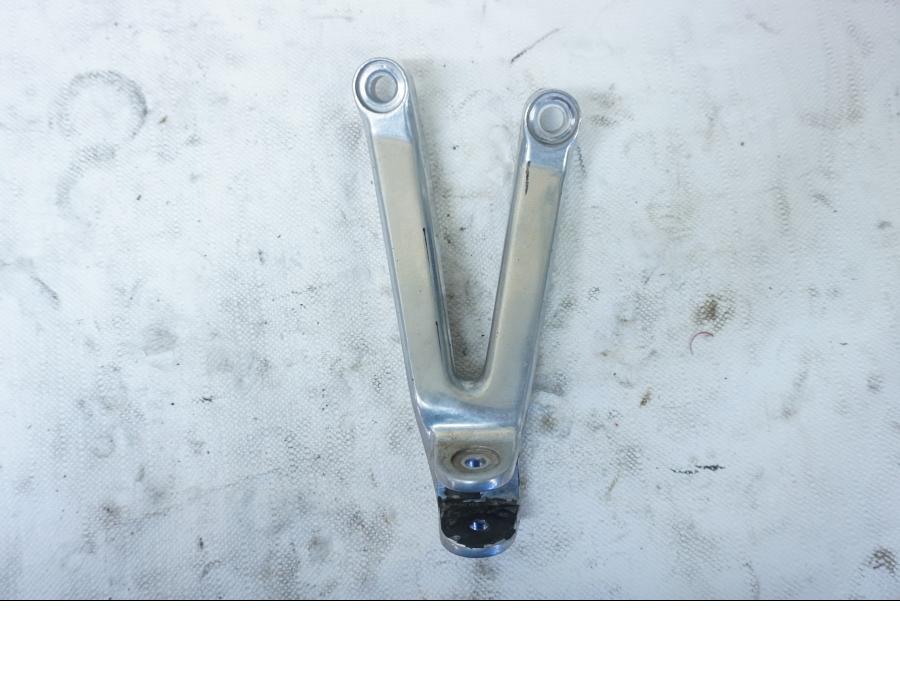 Framsidan på Fotpinnefäste från en Yamaha YZF 1000 R1 -2002 motorcykel.