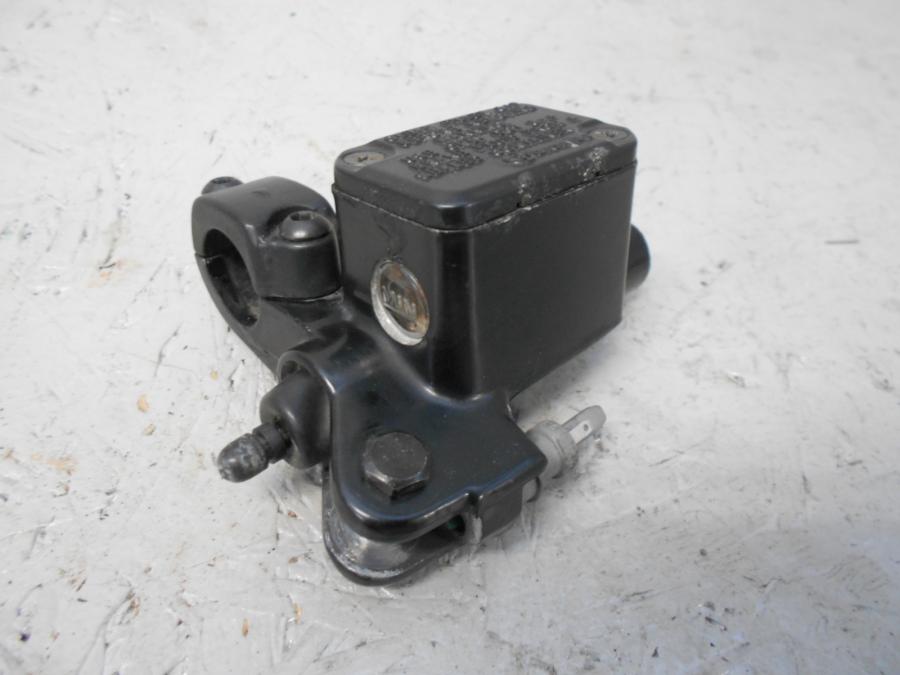 Framsidan på Bromshuvudcylinder från en Yamaha YZF-R 125 -2009 motorcykel.