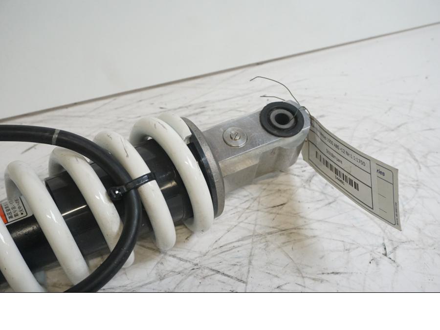 Snett nerifrån på Stötdämpare från en Kawasaki Versys 1000 -2012 motorcykel.