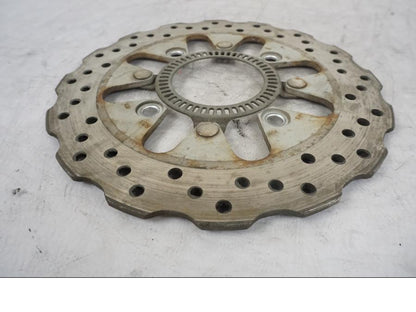 Vänster sida på Bromsskiva från en Kawasaki Versys 650 -2014 motorcykel.