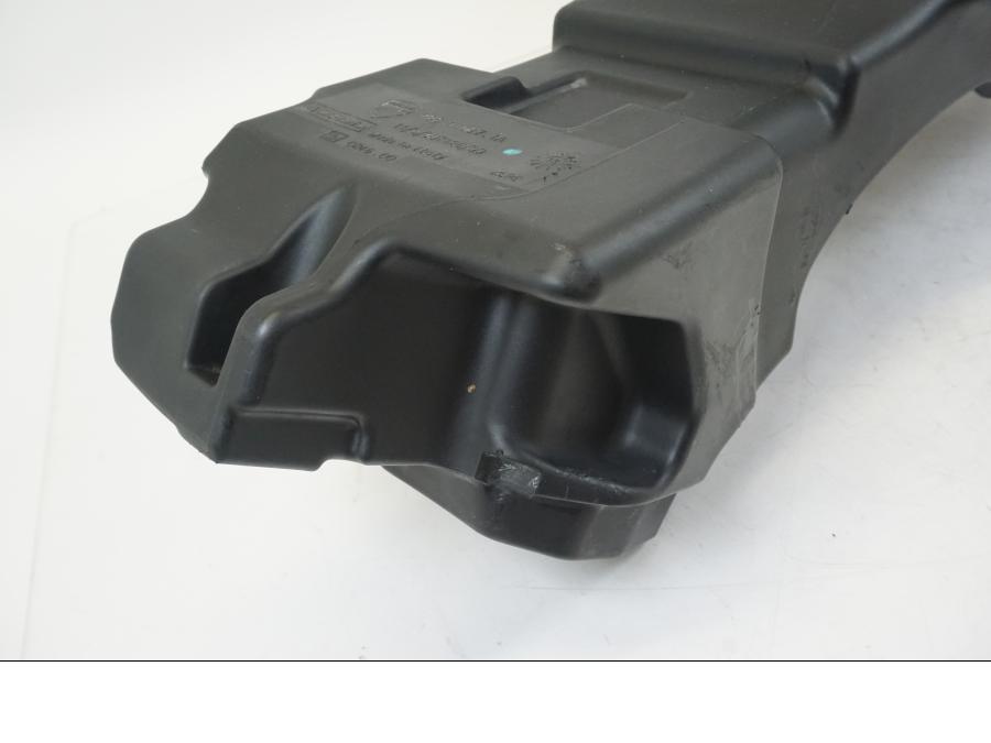 Snett nerifrån på Bensintank från en Ducati Hyperstrada -2013 motorcykel.