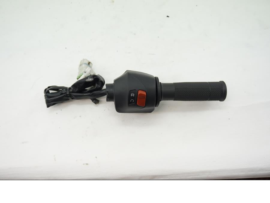 Baksidan på Styrelreglage från en KTM RC 390 -2019 motorcykel.