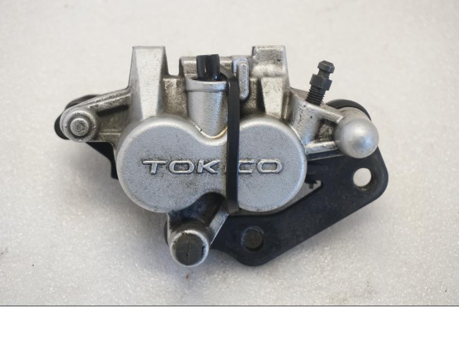 Framsidan på Bromsok från en Suzuki VL 800 -2004 motorcykel.