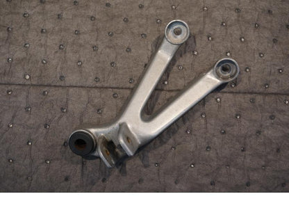 Framsidan på Fotpinnefäste från en Honda CBR 900 RR -1999 motorcykel.