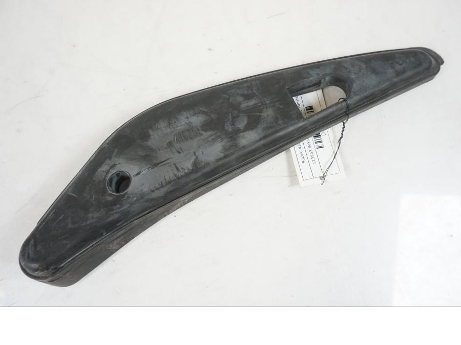 Vänster sida på Bakskärmskromstag från en Suzuki VZR 1800 -2009 motorcykel.