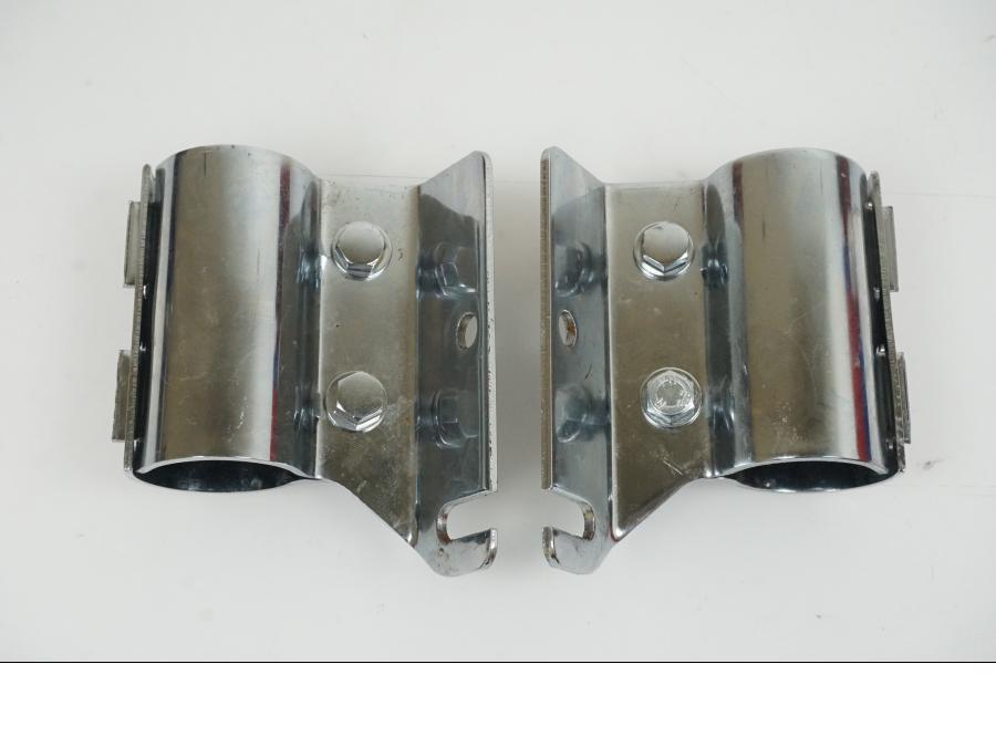 Framsidan på Strålkastarfäste från en H-D Harley diverse -2024 motorcykel.