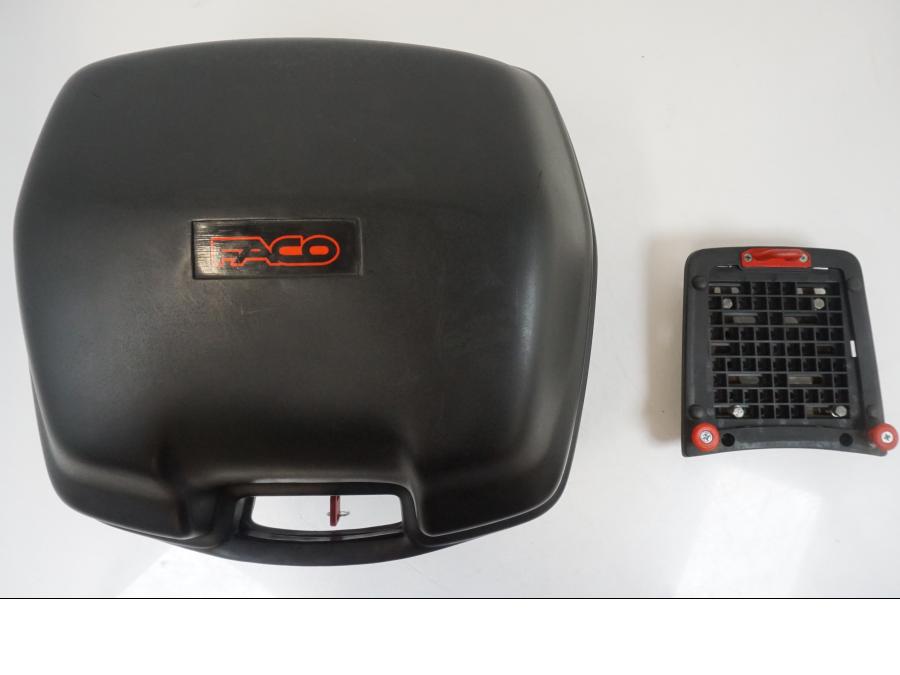 Framsidan på Topbox från en Suzuki DR 650 SE -1996 motorcykel.