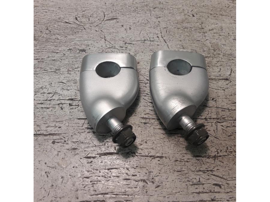 Framsidan på Styrfäste från en Yamaha FZ-S 600 -2000 motorcykel.