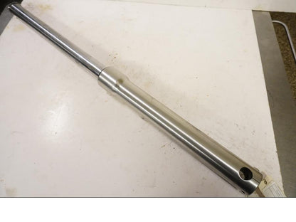 Framsidan på Gaffelben från en Suzuki LS 650 -1996 motorcykel.