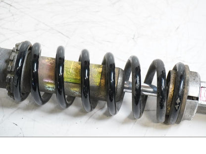 Snett nerifrån på Stötdämpare från en Suzuki GSX-R 750 -1999 motorcykel.