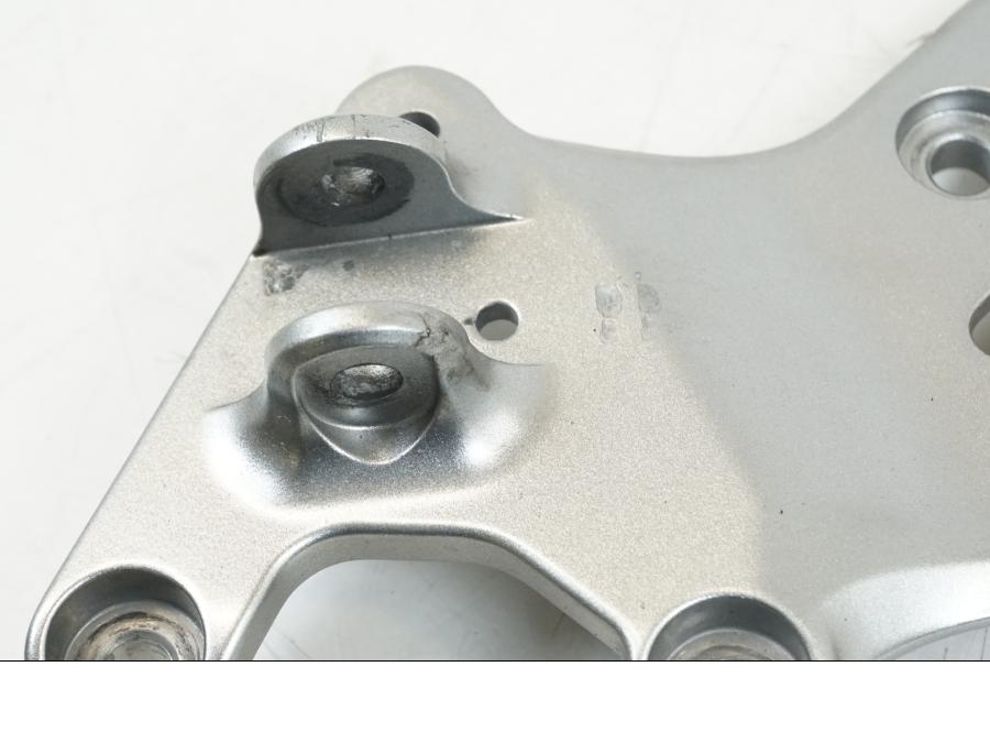 Baksidan på Fotpinnefäste från en Yamaha MT-09 -2021 motorcykel.